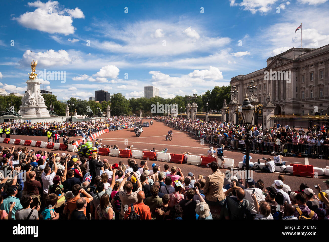 Crowds cheer as cyclists ride past Buckingham Palace during the Tour de France prologue, London, United Kingdom, 2007 Stock Photo