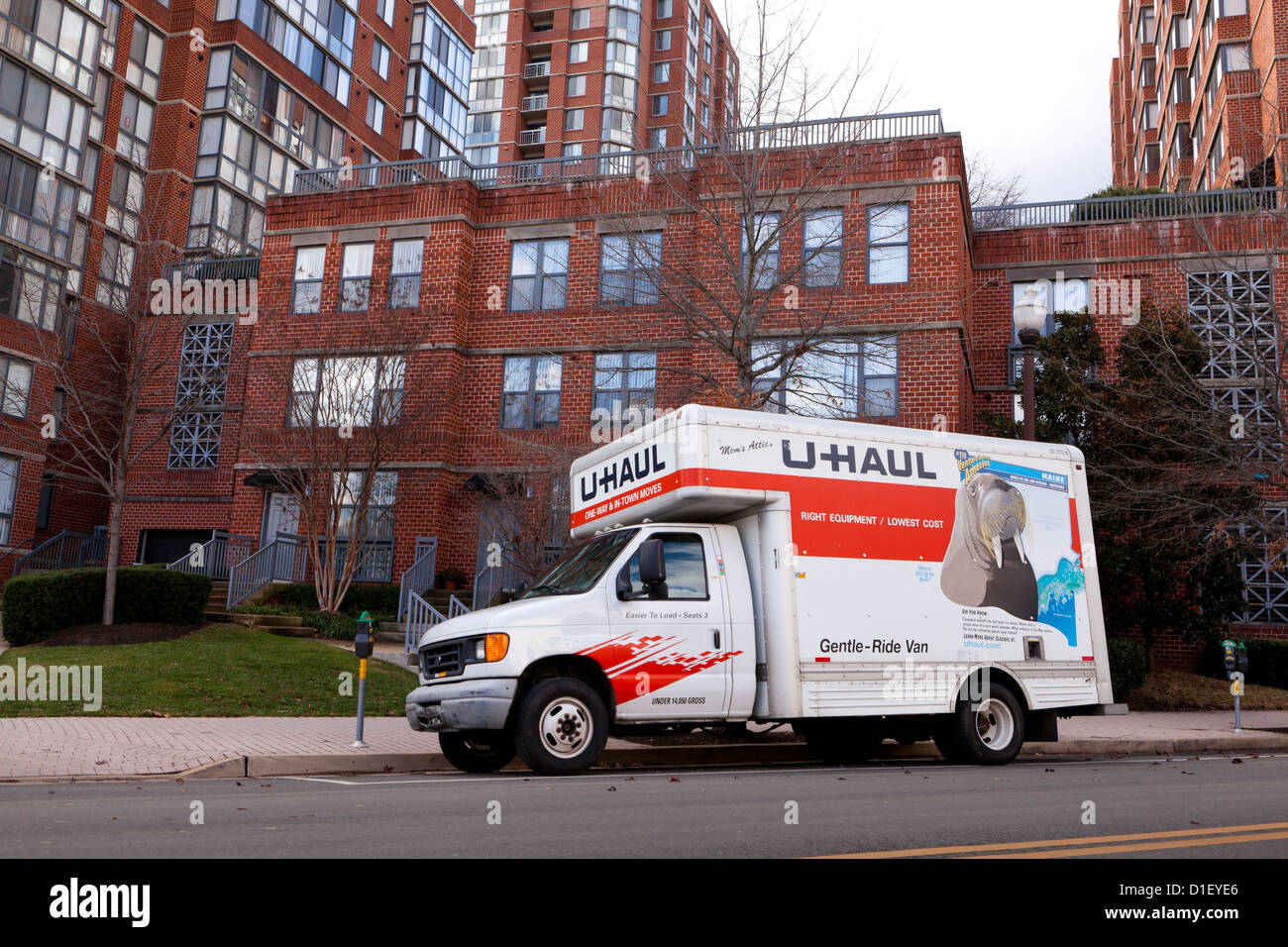 U Haul Moving Truck >> Uhaul Moving Truck Parked In Front Of Apartment Building Stock Photo U Haul Moving Truck >> Uhaul Moving Truck Parked In Front Of Apartment Building Stock Photo