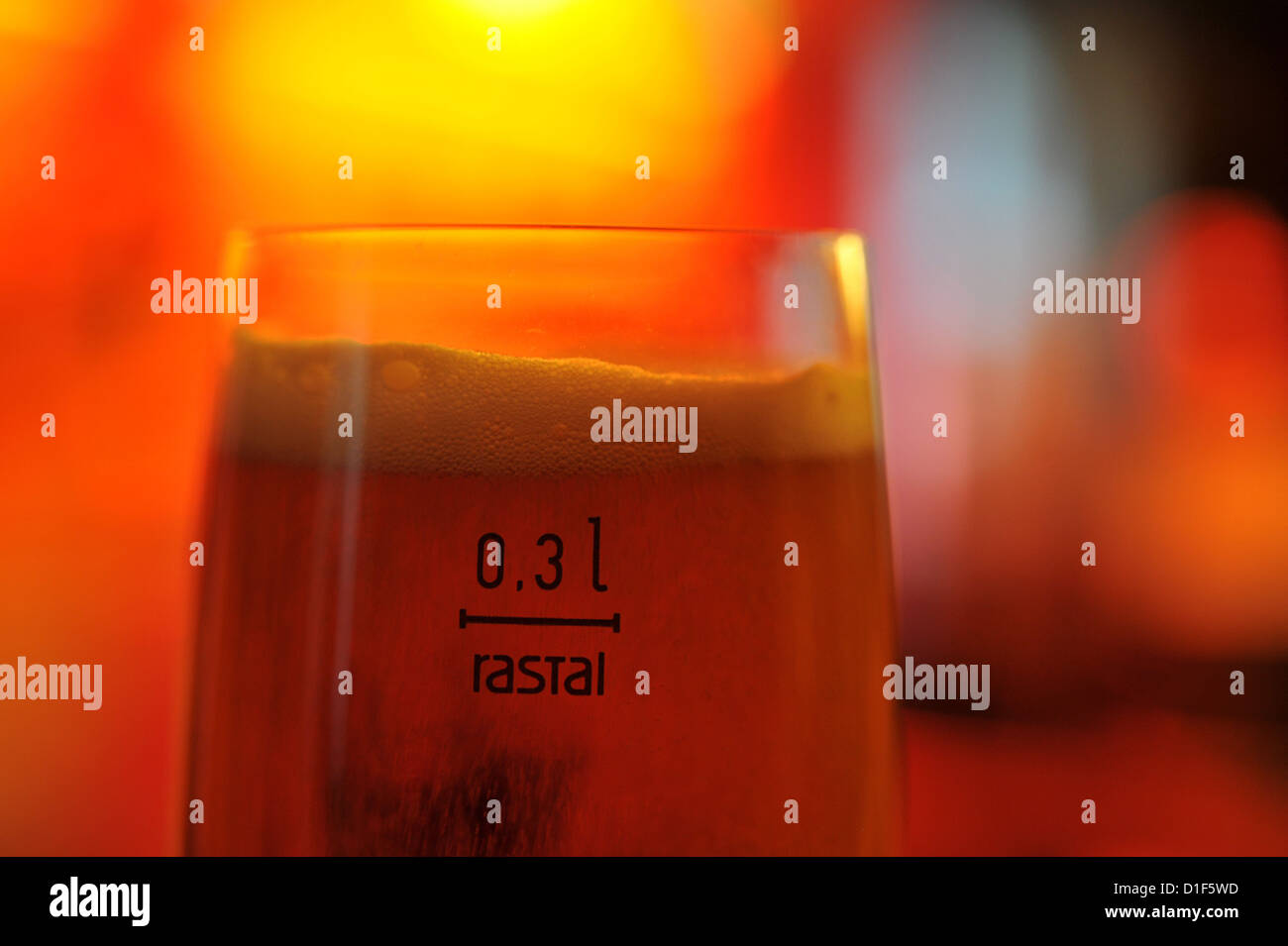A glas of beer is standing on the counter of a bar during a party. Photo: Frank May Stock Photo