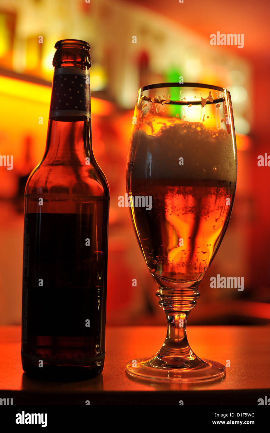 A glas of beer is standing on the counter of a bar during a party. Photo: Frank May Stock Photo