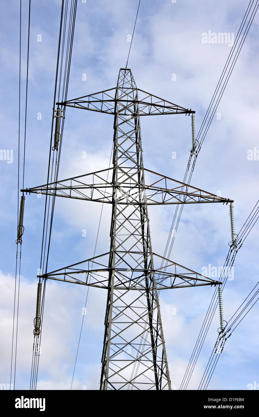 NATIONAL GRID ELECTRICITY PYLON AND OVERHEAD 400kv CABLES. ESSEX UK. Stock Photo
