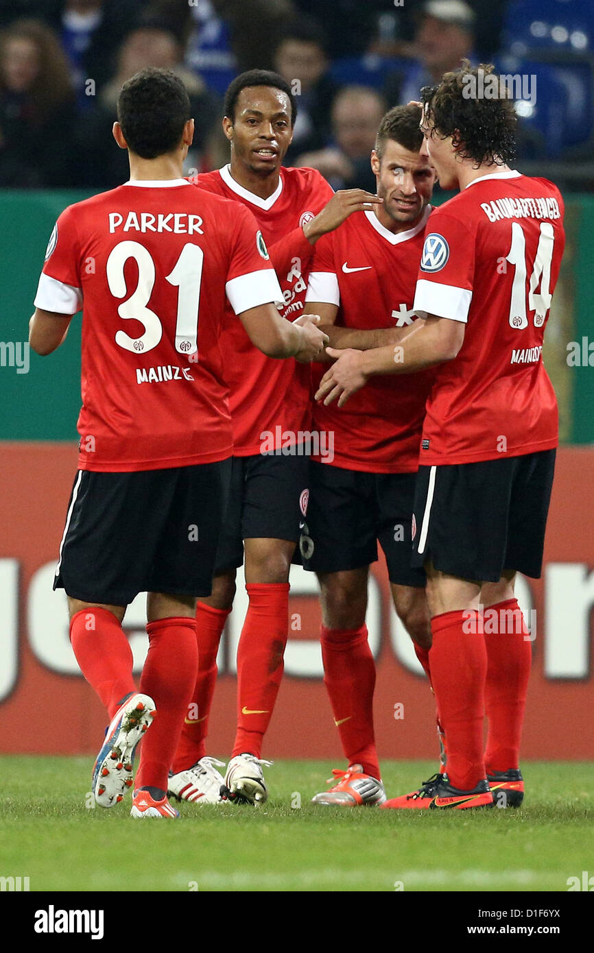 Mainz's Shawn Parker (LR) Junior Diaz goalscorer Marco Caligiuri
