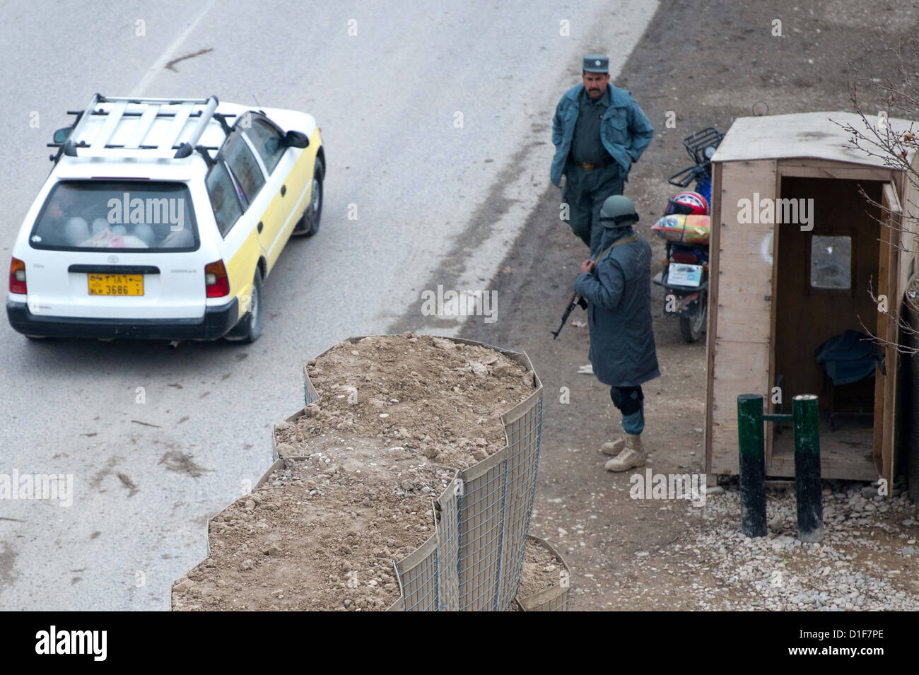 Police officers of the Afghan National Police secure the street to Balkh in Mazar-i-Sharif, Afghanistan, 18 December 2012. The Bundeswehr will leave Afghanistan in 2014. Photo: MAURIZIO GAMBARINI Stock Photo