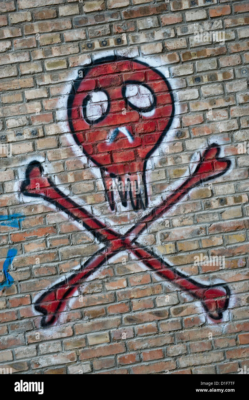 Skull and cross bones graffiti Stock Photo - Alamy