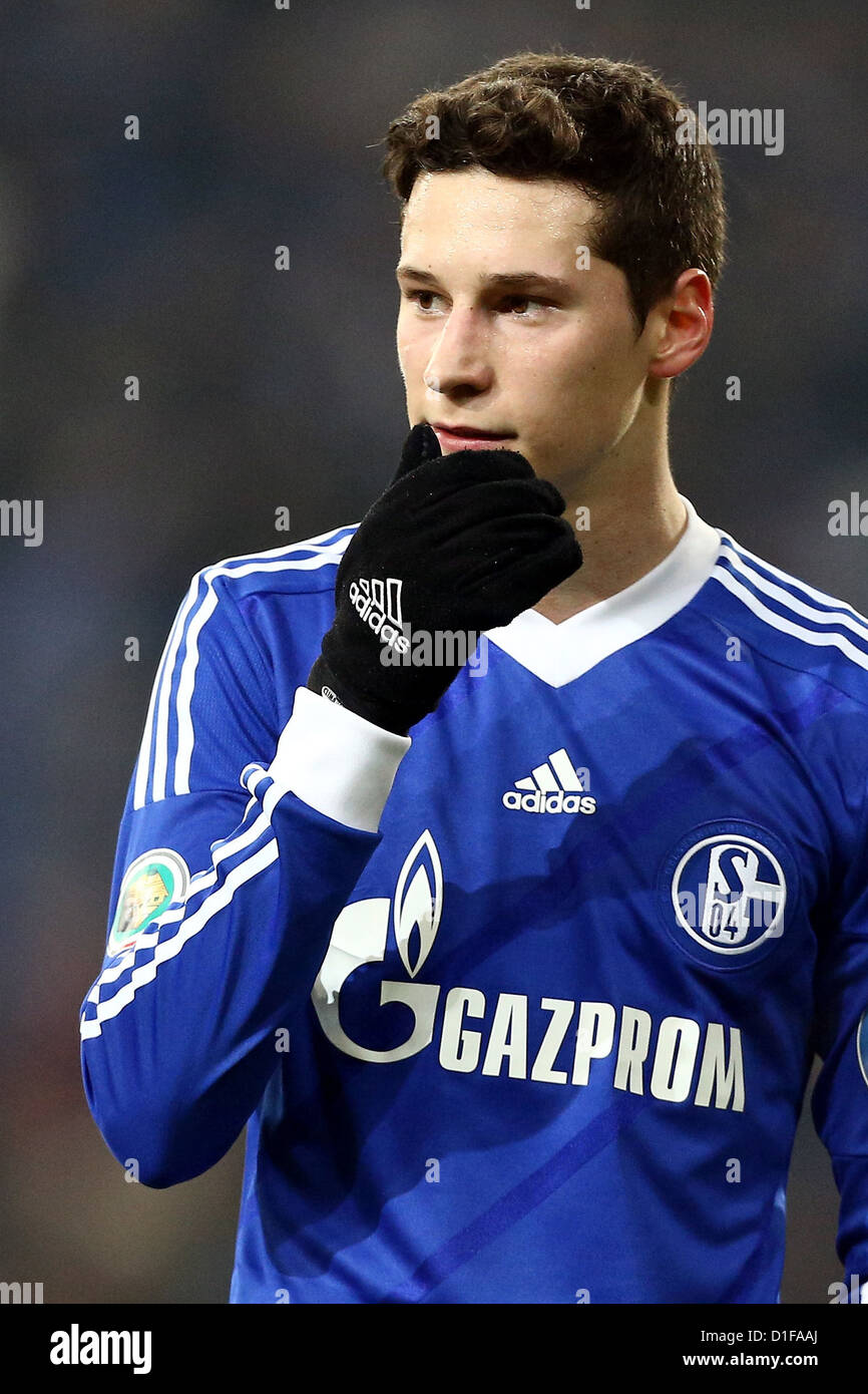 Schalke's Julian Draxler in action during the DFB cup round of sixteen  match between FC Schalke