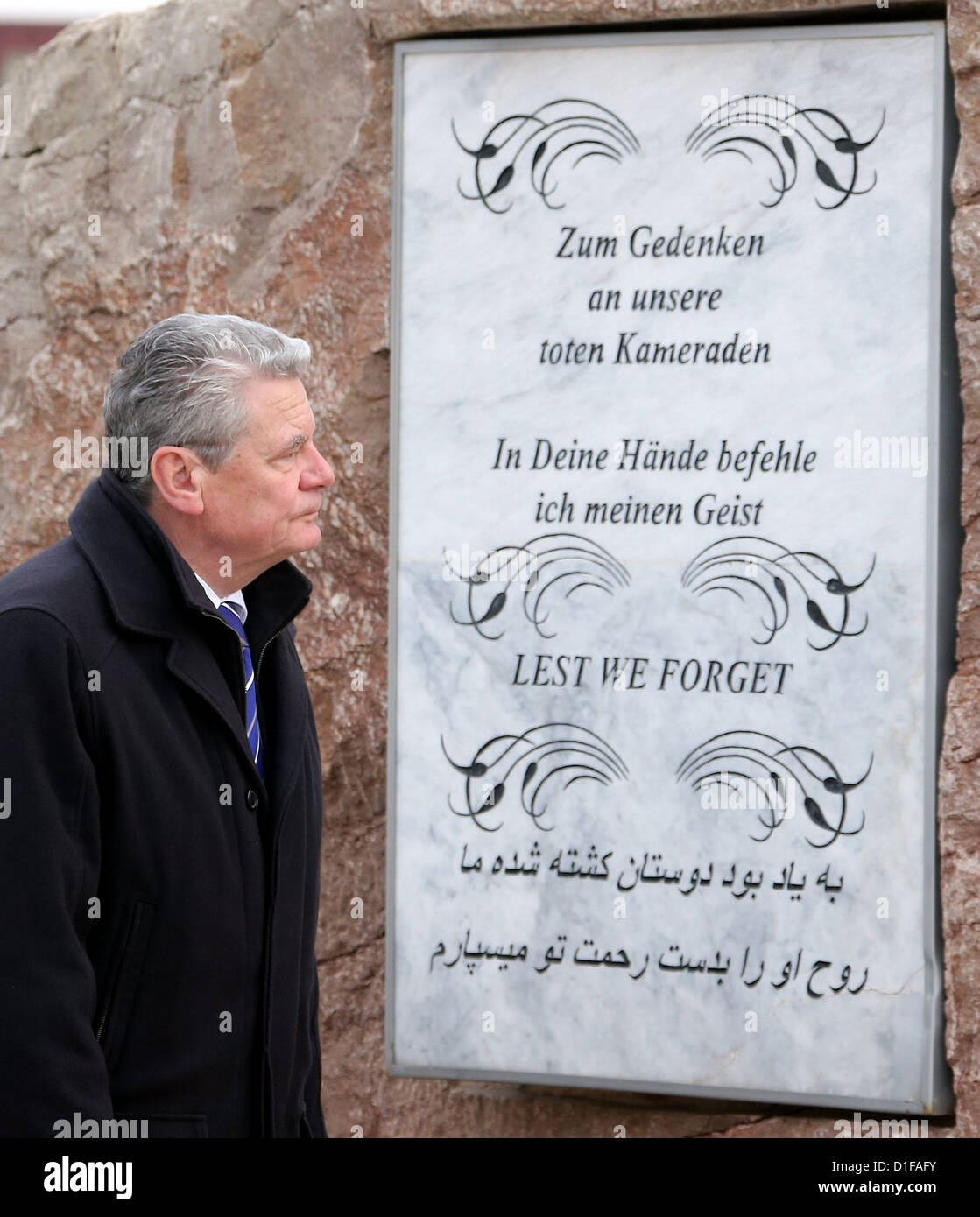 Bundespräsident Joachim Gauck steht am 19.12.2012 in Masar-i-Scharif am Ehrenhain für gefallene deutsche Soldaten. Zuvor hatte das Staatsoberhaupt einen Kranz niedergelegt und an einer Andacht teilgenommen. Foto: Wolfgang Kumm dpa Stock Photo