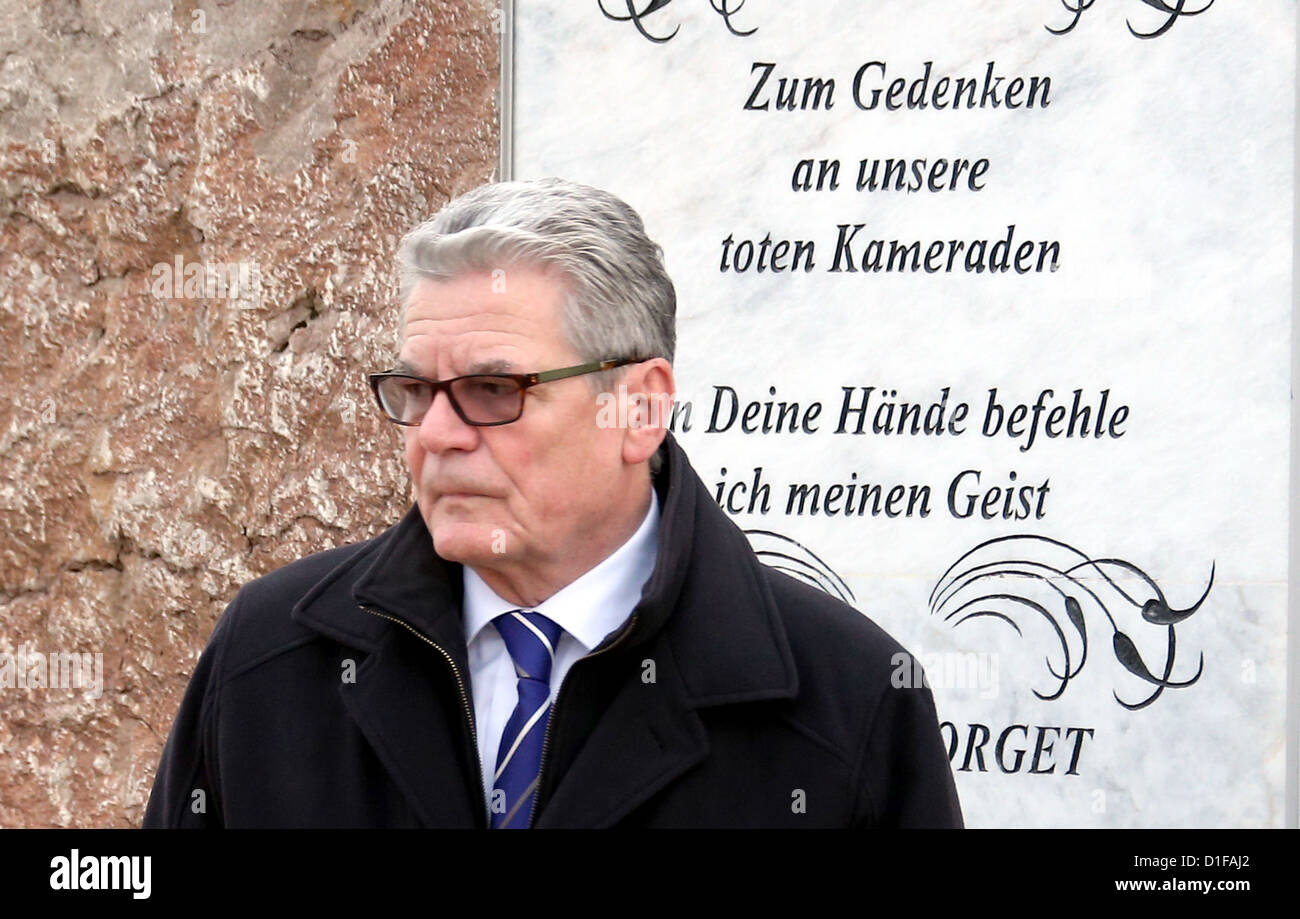 Bundespräsident Joachim Gauck steht am 18.12.2012 in Masar-i-Scharif am Ehrenhain für gefallene deutsche Soldaten. Zuvor hatte das Staatsoberhaupt einen Kranz niedergelegt und an einer Andacht teilgenommen. Foto: Wolfgang Kumm Stock Photo
