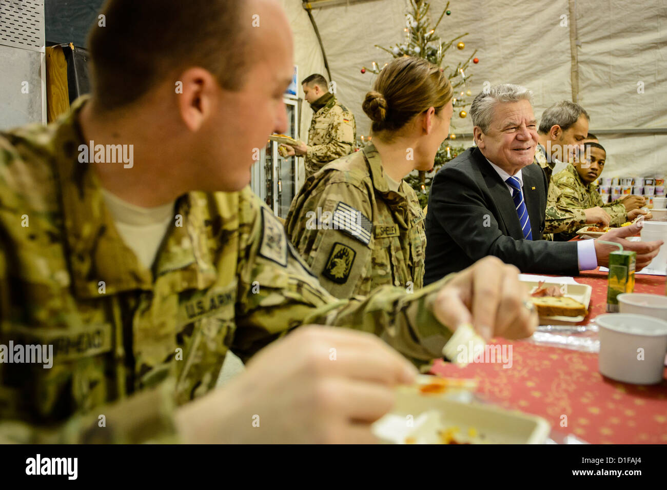 HANDOUT - A handout picture dated 19 December 2012 shows German President Joachim Gauck having breakfast with US soldiers in Masar-i-Sharif, Afghanistan, 19 December 2012. Photo: FEDERAL GOVERNMENT / STEFFEN KUGLER Stock Photo