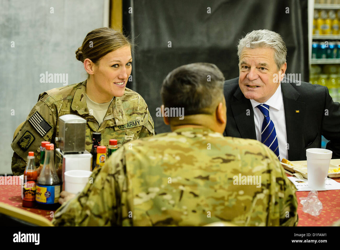 HANDOUT - A handout picture dated 19 December 2012 shows German President Joachim Gauck having breakfast with US soldiers in Masar-i-Sharif, Afghanistan, 19 December 2012. Photo: FEDERAL GOVERNMENT / STEFFEN KUGLER Stock Photo