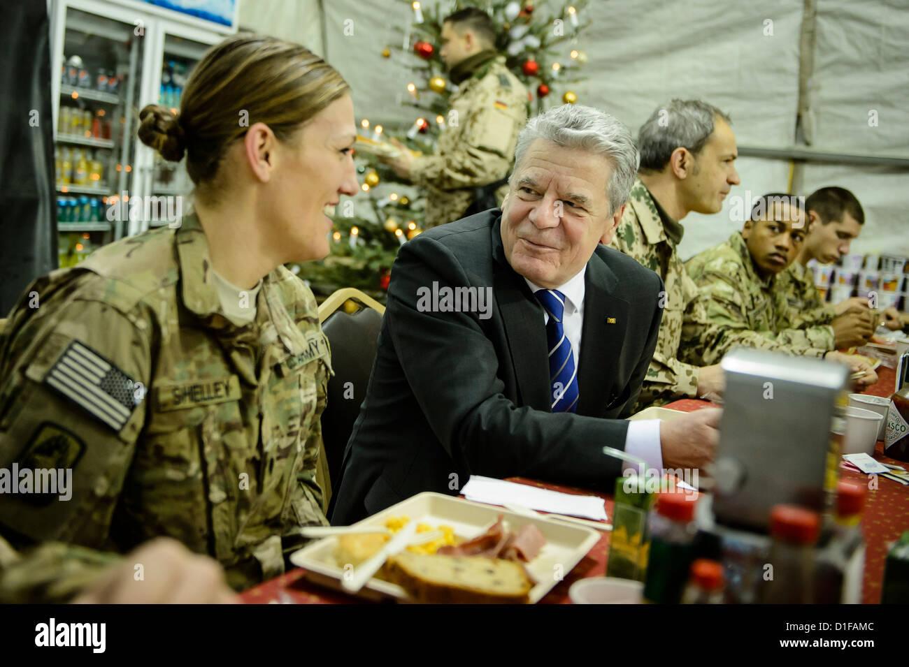 HANDOUT - A handout picture dated 19 December 2012 shows German President Joachim Gauck having breakfast with US soldiers in Masar-i-Sharif, Afghanistan, 19 December 2012. Photo: FEDERAL GOVERNMENT / STEFFEN KUGLER Stock Photo