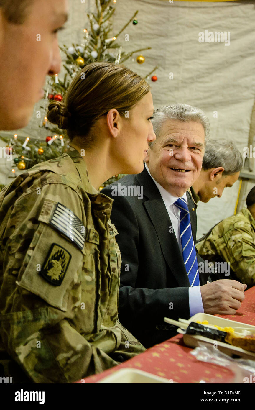 HANDOUT - A handout picture dated 19 December 2012 shows German President Joachim Gauck having breakfast with US soldiers in Masar-i-Sharif, Afghanistan, 19 December 2012. Photo: FEDERAL GOVERNMENT / STEFFEN KUGLER Stock Photo