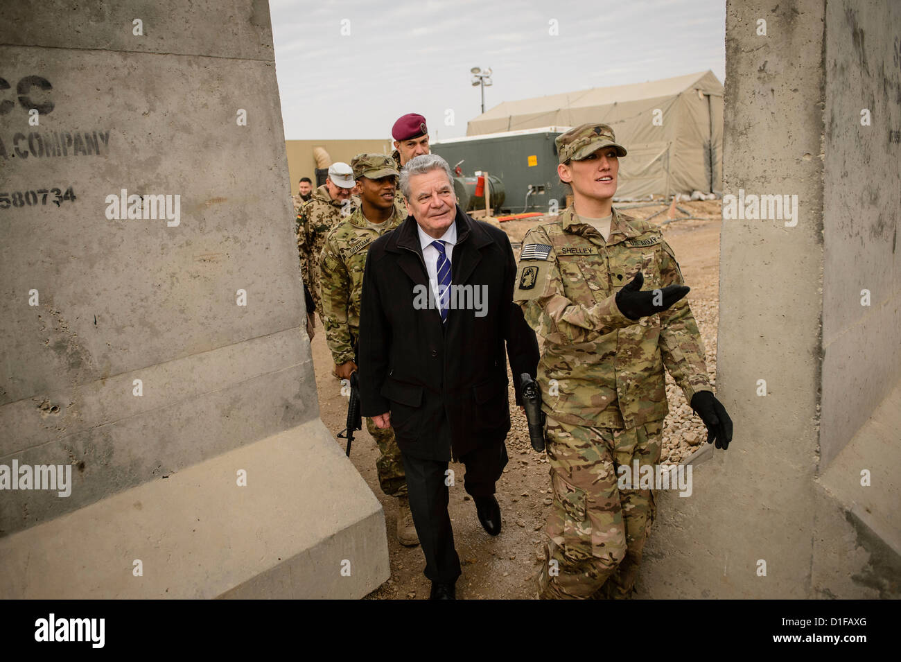 HANDOUT - A handout picture dated 19 December 2012 shows German President Joachim Gauck walking next to Specialist Shelley to has breakfast with US soldiers in Masar-i-Sharif, Afghanistan.. Photo: FEDERAL GOVERNMENT / STEFFEN KUGLER Stock Photo