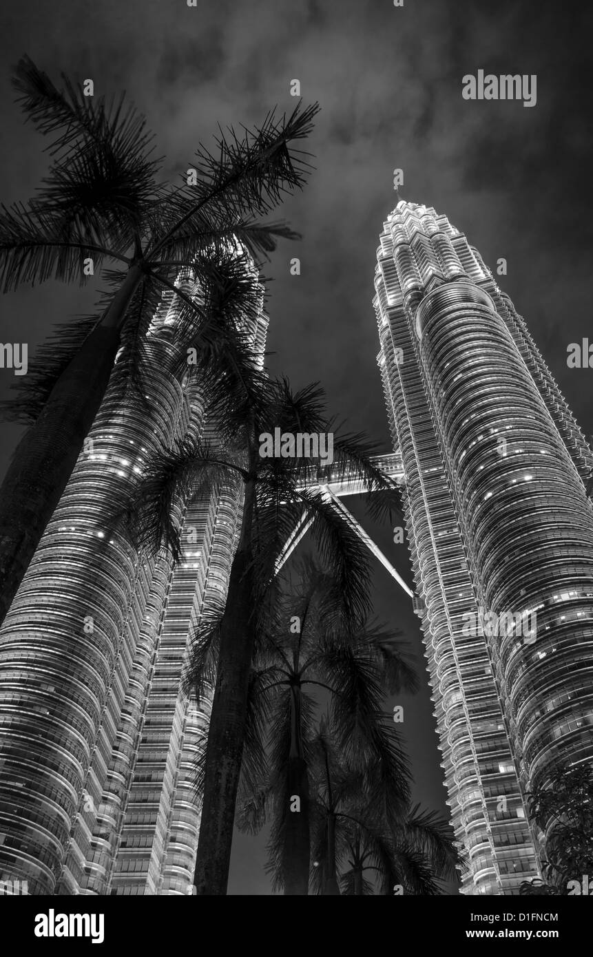 The petronas twin towers in kuala lumpur Black and White Stock Photos ...