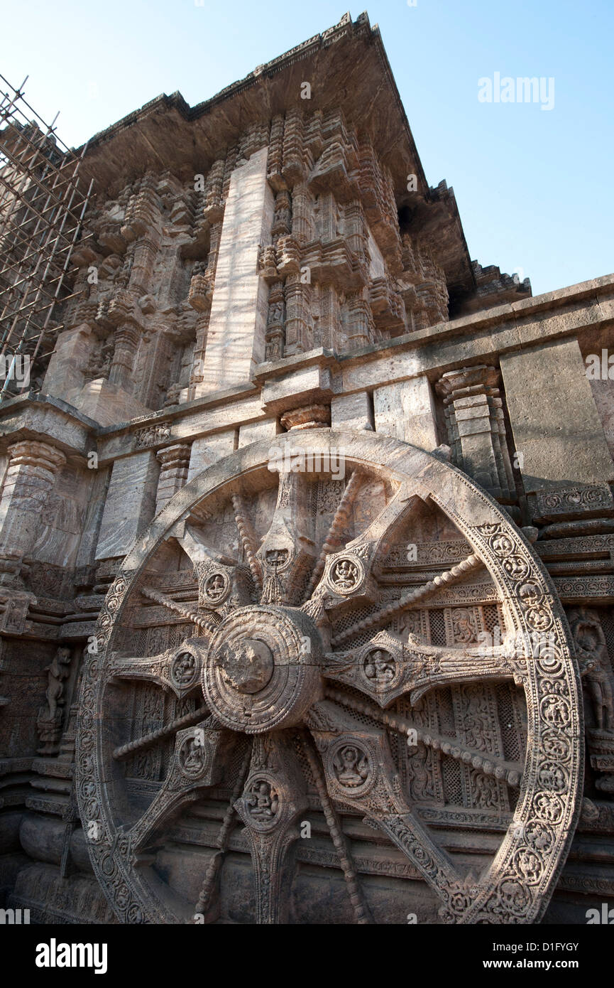Carved chariot wheel on the wall of the Konarak Sun temple, built as the chariot of Surya the Sun god, Konarak, Orissa, India Stock Photo