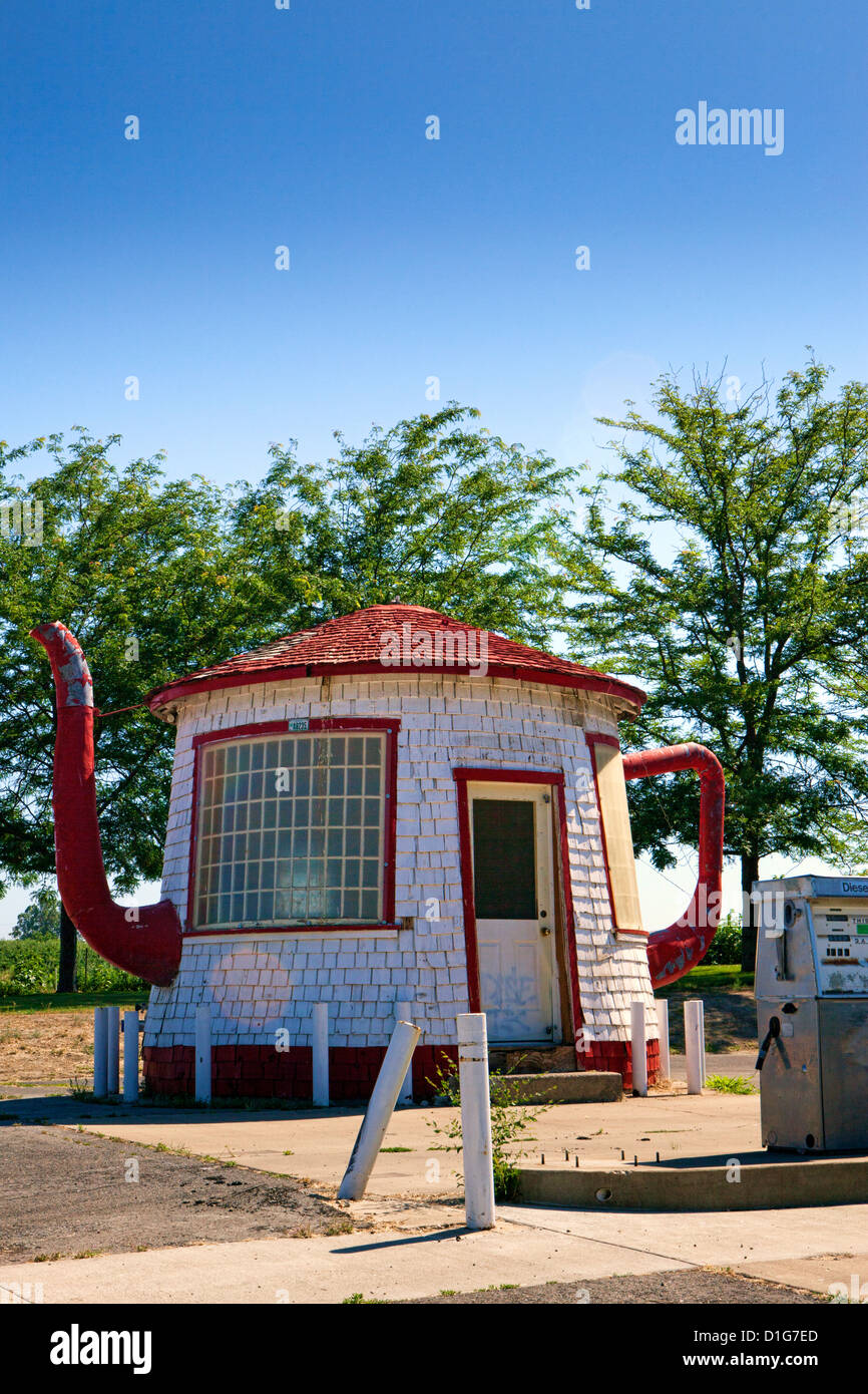 Zillah teapot gas station in Washington state Stock Photo Alamy