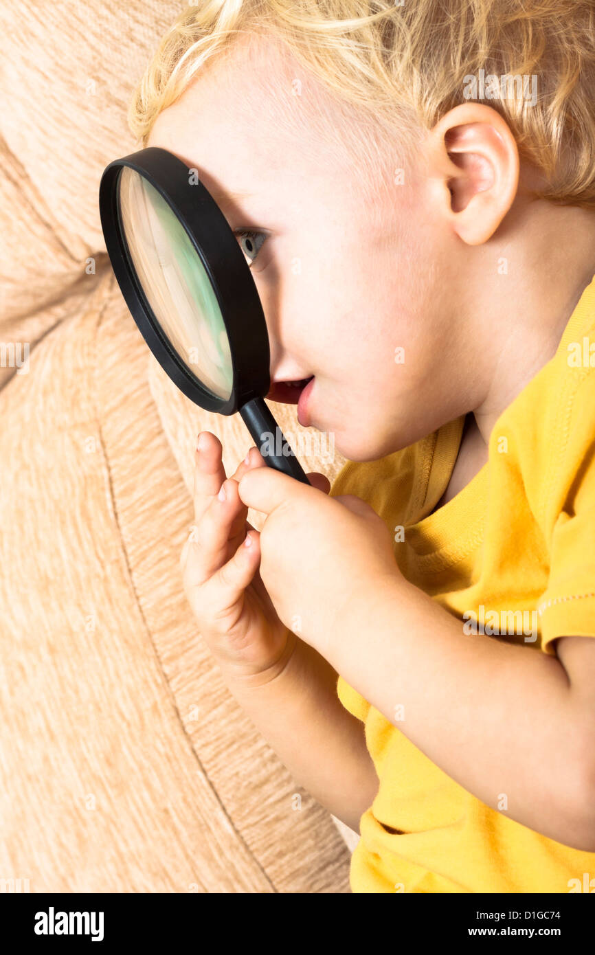 Magnifying glass explore hi-res stock photography and images - Alamy
