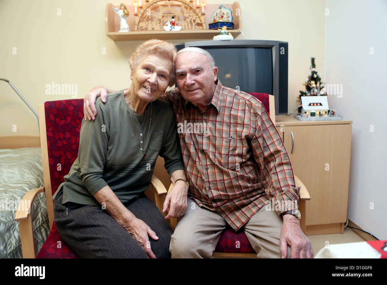 Heinz and Martha Fiedler sit in their room of the senior citizens' home of the ASB in Gera, Germany, 19 December 2012. The married couple aged 91 and 93 will celebrate the rare platinum wedding anniversary on 23 December 2012. They married in Zwickau 70 years ago on 23 December 1942. Photo: Bodo Schackow Stock Photo