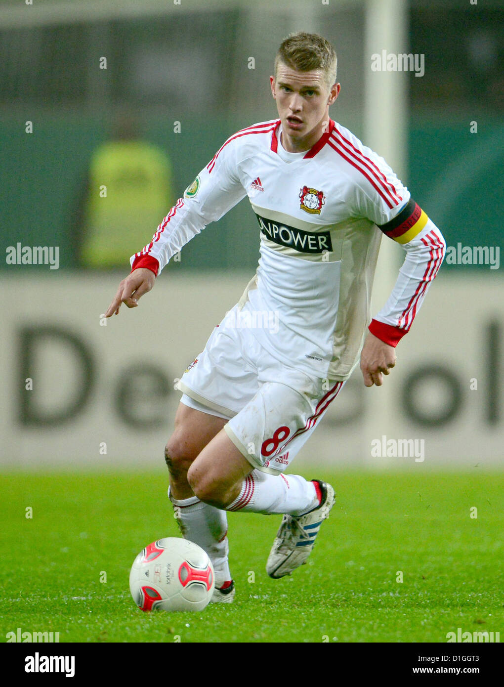 Leverkusen's Lars Bender plays the ball during the DFB Cup soccer match between VfL Wolfsburg and Bayer Leverkusen at the Volkswagen-Arena in Wolfsburg, Germany, 19 December 2012. Photo: Peter Steffen Stock Photo