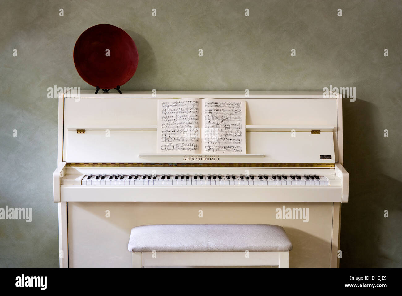 Cream piano hi-res stock photography and images - Alamy