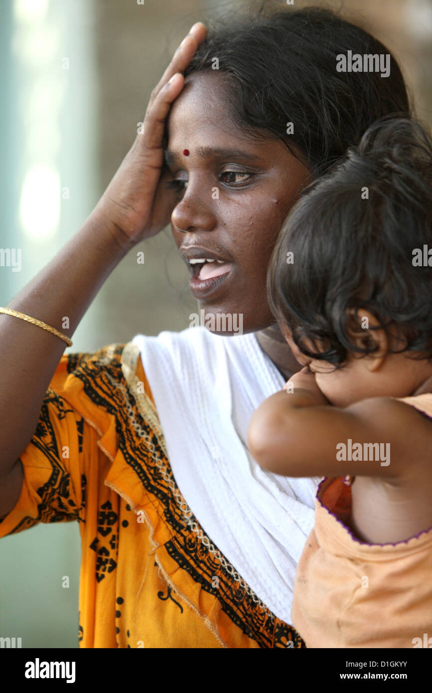 Alikuppam, India, a desperate mother with her child in her arms Stock Photo