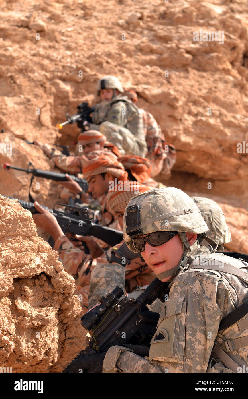 An Oregon National Guard Soldiers and Soldiers of the Royal Army of OmanÕs Western Frontier Regiment at the Rubkut Training Range January 24, 2010 in Oman. Stock Photo