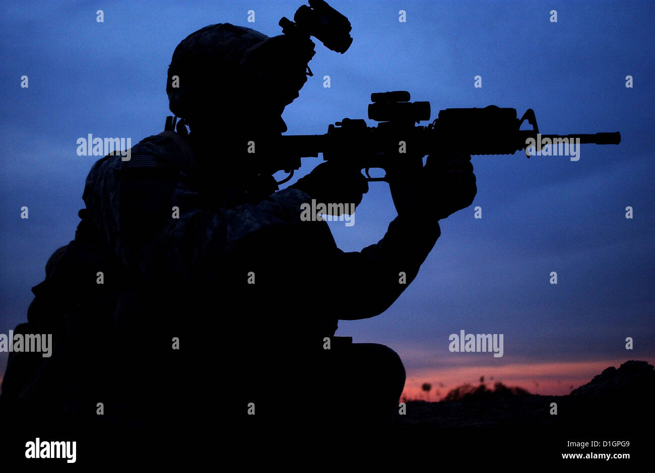 A US Army Soldier watches for suspicious activity at an observation point in Diyarah, Iraq, March 19, 2007. Stock Photo