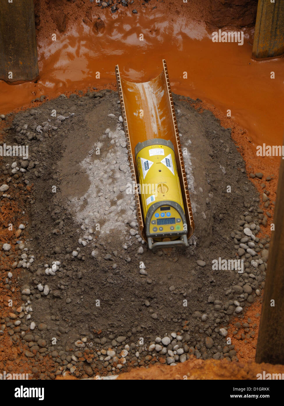 Laser pipe laying device for setting out drains in the invert of a