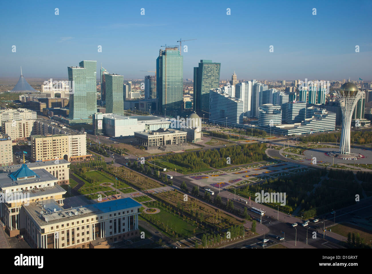 Nurzhol bulvar, the new governmental zone and the Bayterek Tower, the Khan Shatyr retail centre on the left, Astana, Kazakhstan Stock Photo