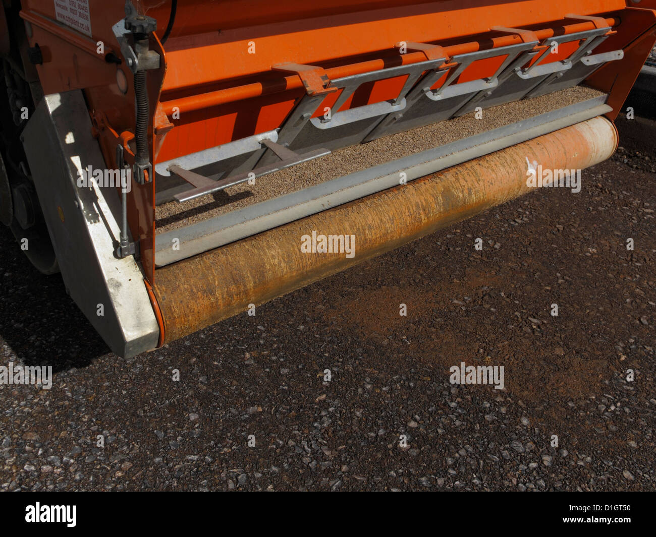 Tandem vibrating roller with hopper for gritting freshly laid SMA