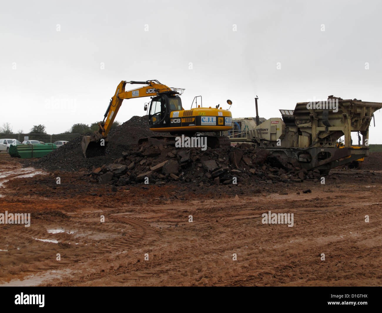 On site crusher plant recycling concrete by crushing to make aggregate
