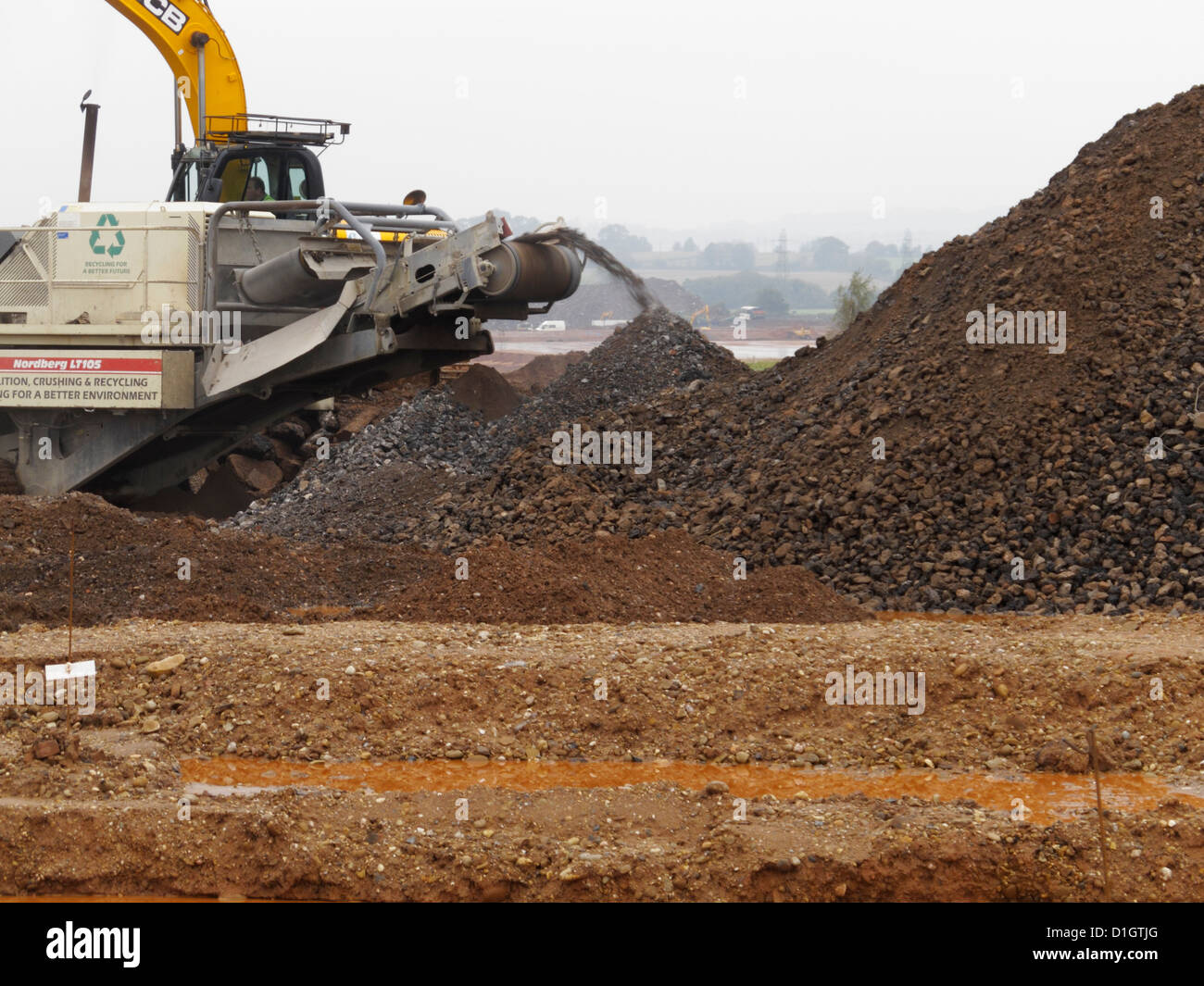 On site crusher plant recycling concrete by crushing to make aggregate