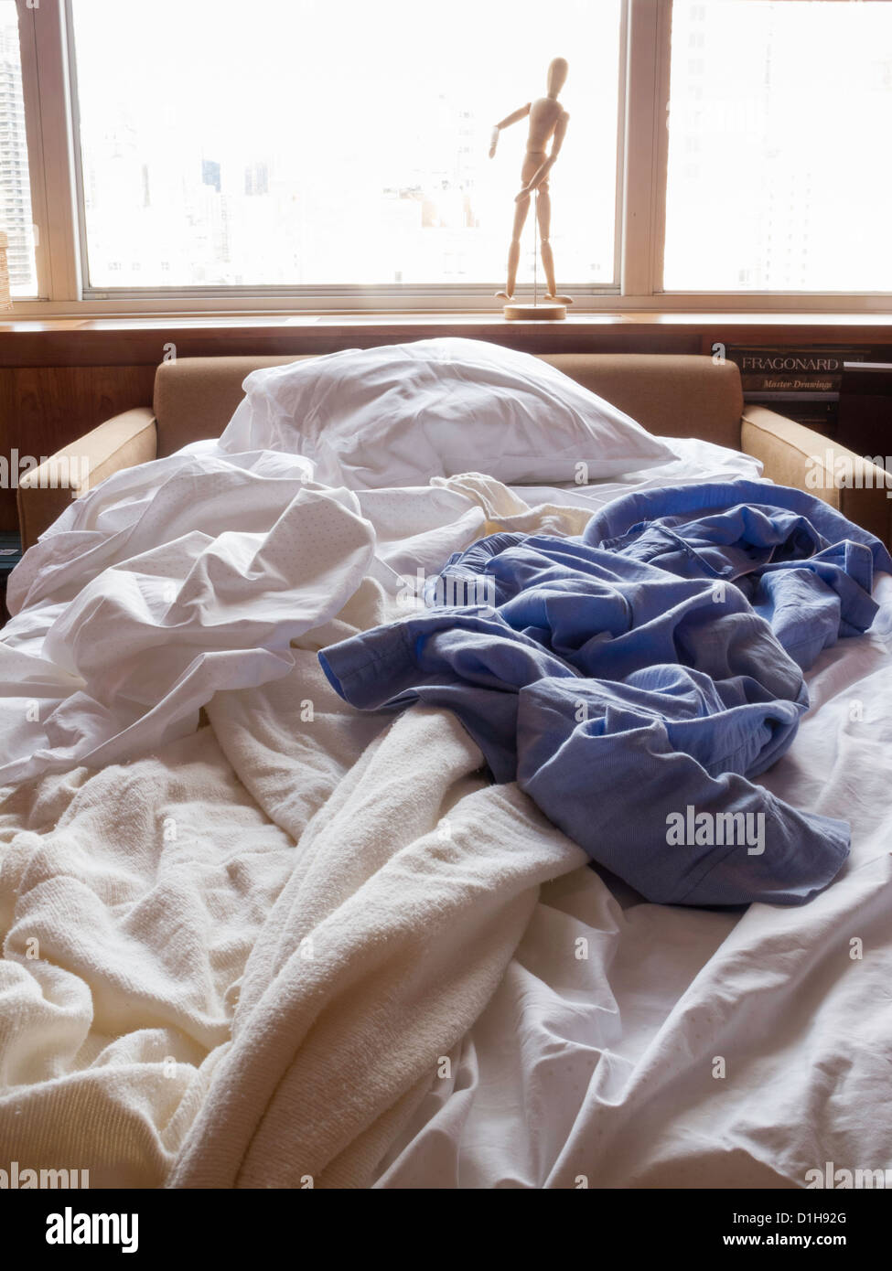 Simple line drawing of a double bed with two pillows isolated 68662909  Vector Art at Vecteezy, image size:975x1390