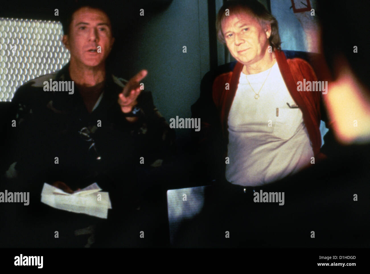 WOLFGANG PETERSEN (DIRECTOR) ON SET 'OUTBREAK (1995)' WITH DUSTIN HOFFMAN WOLP 010 MOVIESTORE COLLECTION LTD Stock Photo