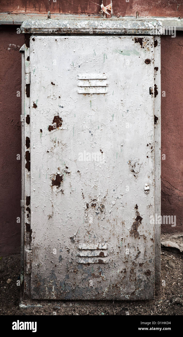 painting a rusty metal door
