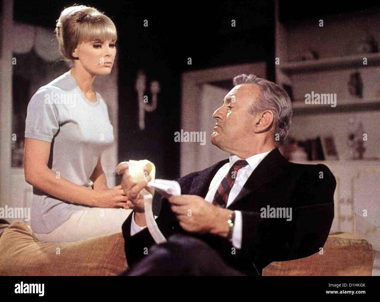 An Einem Freitag In Las Vegas Einem Freitag In Las Vegas Leee J. Cobb, Elke  Sommer Fuhrunternehmer Skorsky (Lee J. Cobb Stock Photo - Alamy