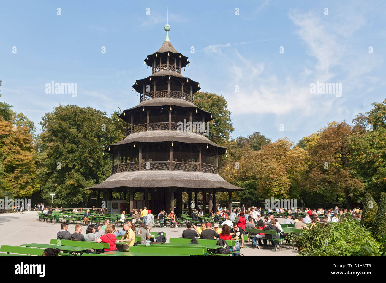 Chinesischer Turm mit Biergarten in Englischer Garten, Munich Stock