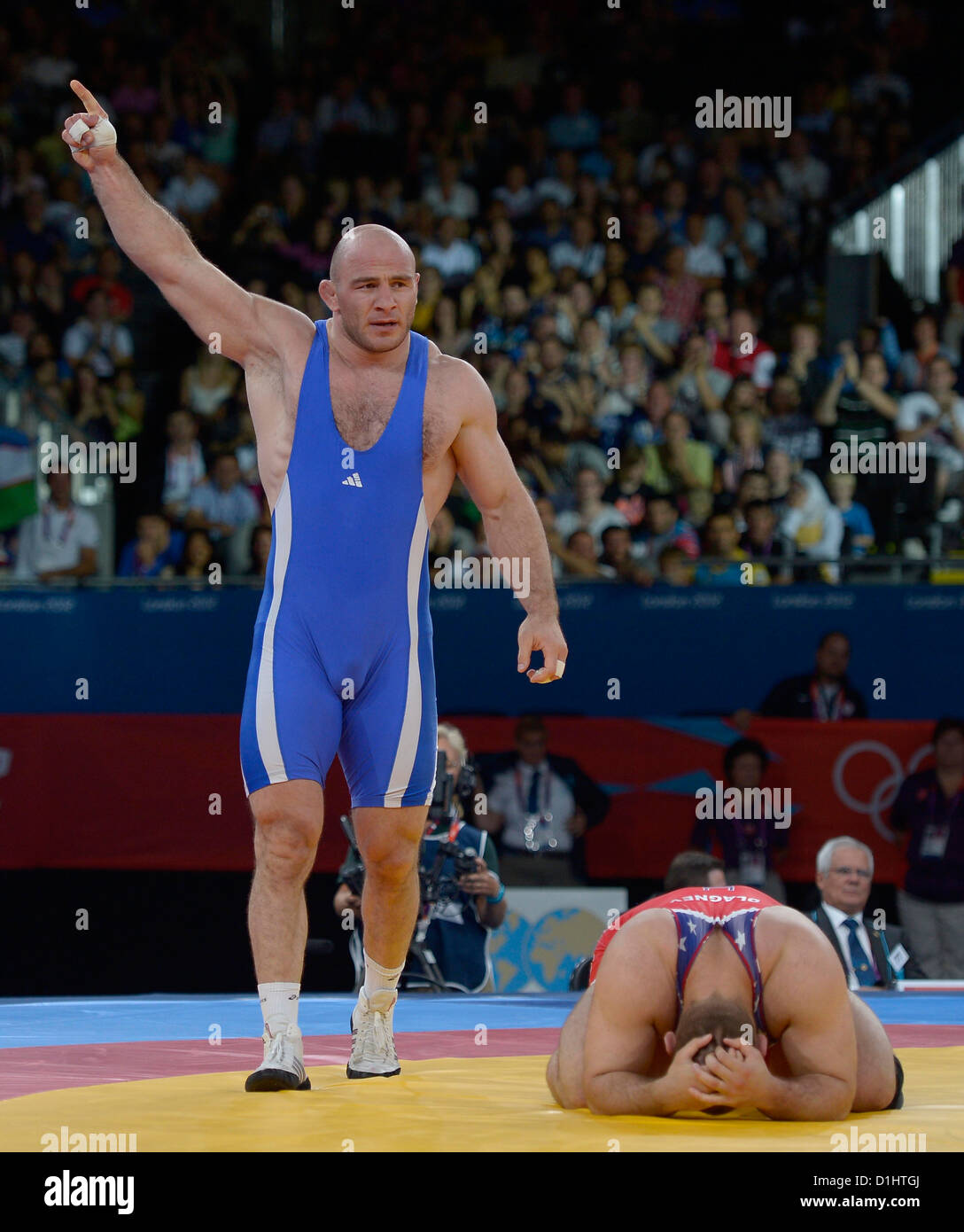 Tervel Ivaylov Dlagnev (USA, United States of America, red) and Artur