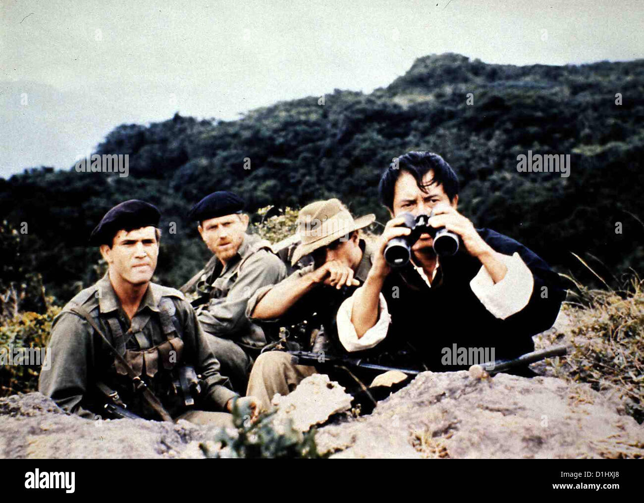 Die Gruenen Teufel Vom Mekong  Attack Force Z  Mel Gibson (l) Ein fuenfkoepfiges Sonderkommando einer australischen Stock Photo