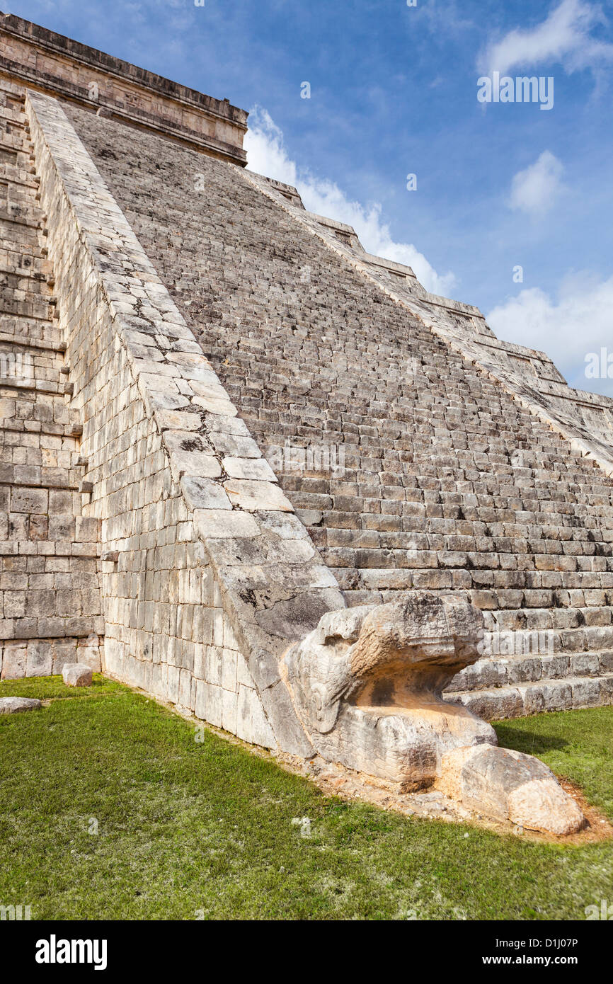 El castillo pyramid castle world hires stock photography and images