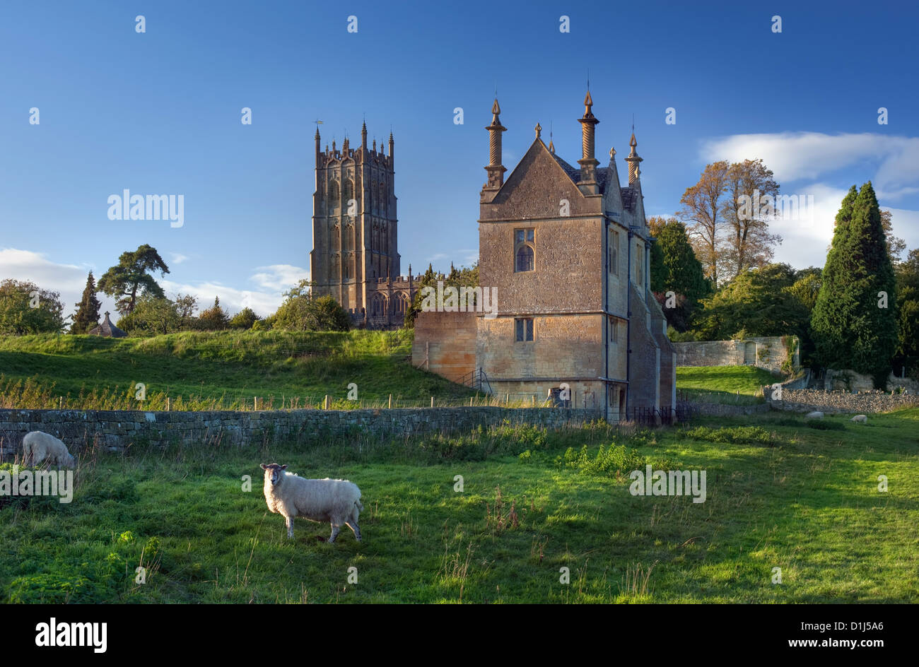 The Old Banqueting Hall and church at Chipping Campden Stock Photo