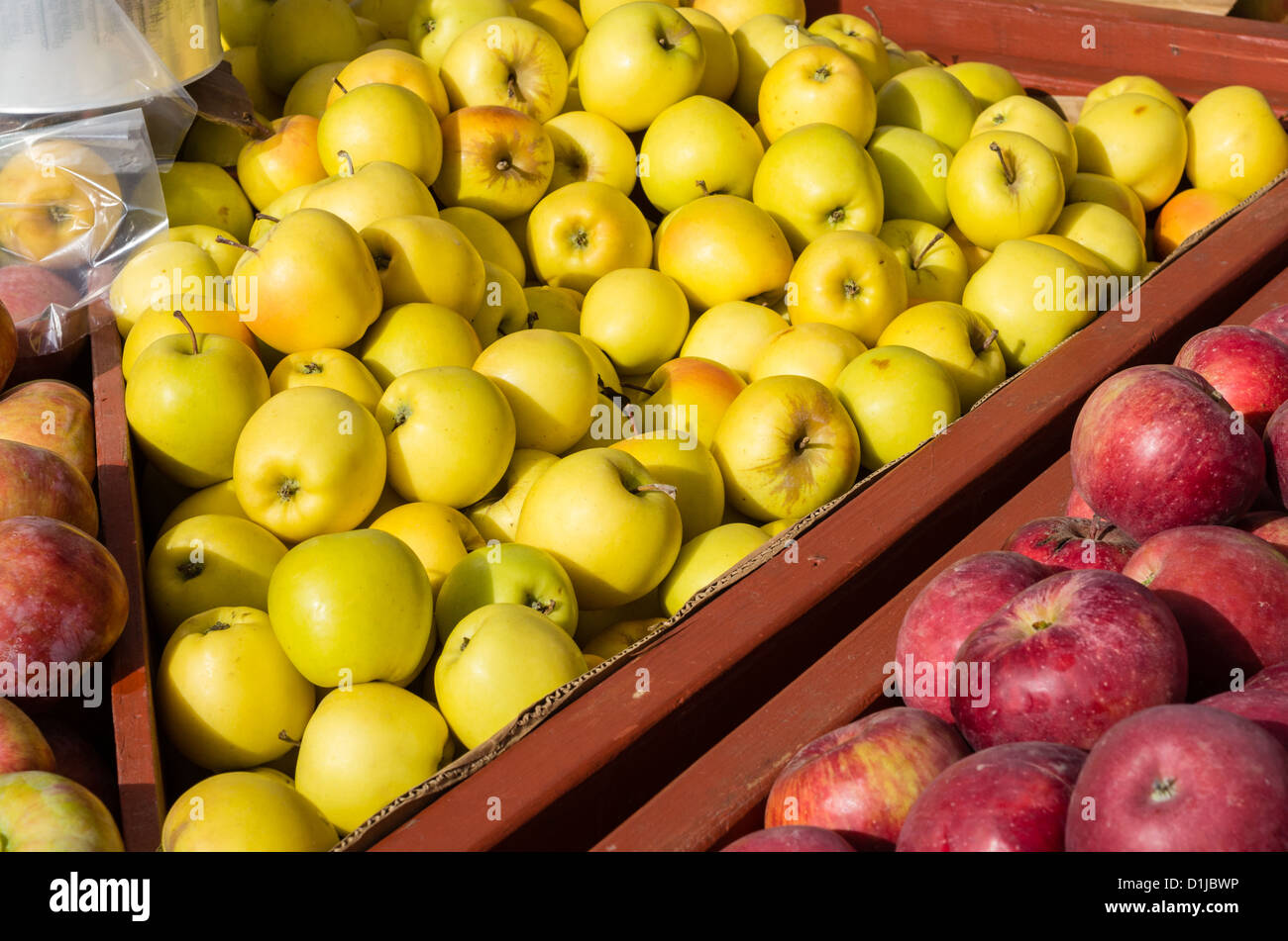 Red and yellow apples on display at the market Stock Photo - Alamy