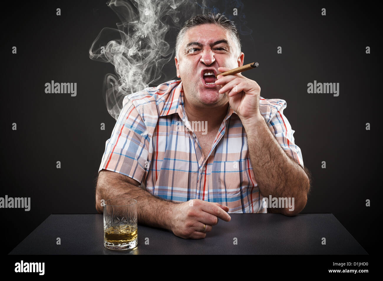 Пьет поет курит. Мужчина с сигаретой за столом. Человек с сигарой за столом. Мужчина курит за столом. Человек с сигаретой за столом.