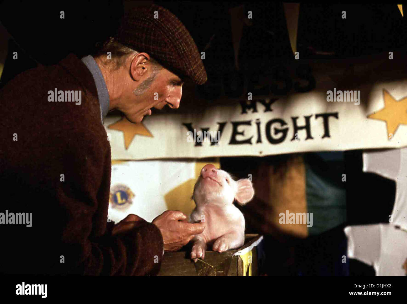 Ein Schweinchen Namens Babe  Babe  James Cromwell Farmer Hogget (James Cromwell) gewinnt auf dem Jahrmarkt ein niedliches Stock Photo