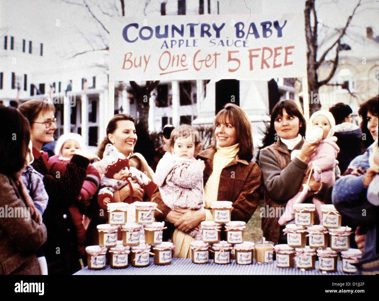 Baby Boom - Eine Schoene Bescherung  Baby Boom  Kristina/Michelle Kennedy, Diane Keaton J.C. Wiatt (Diane Keaton,3vr) zieht mit Stock Photo