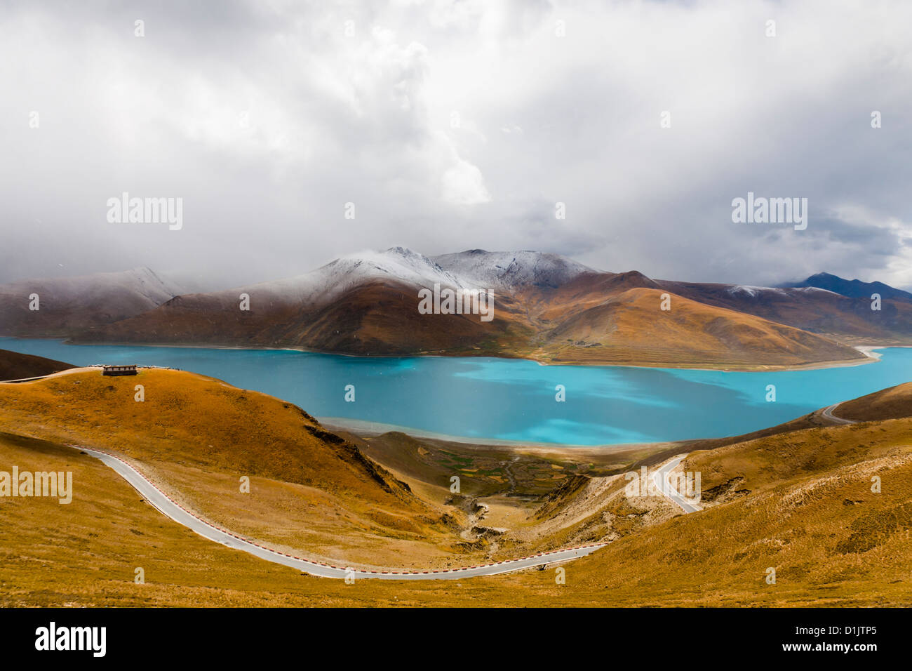 Yamdrok Yumsto Lake surrounding by snow mountains which is the most sacred lake in Tibet. Stock Photo