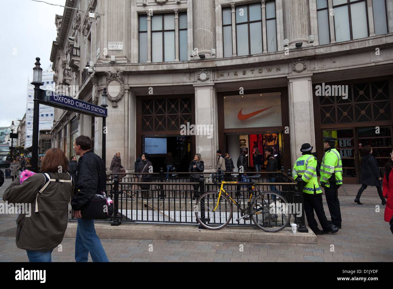 nike oxford street opening hours