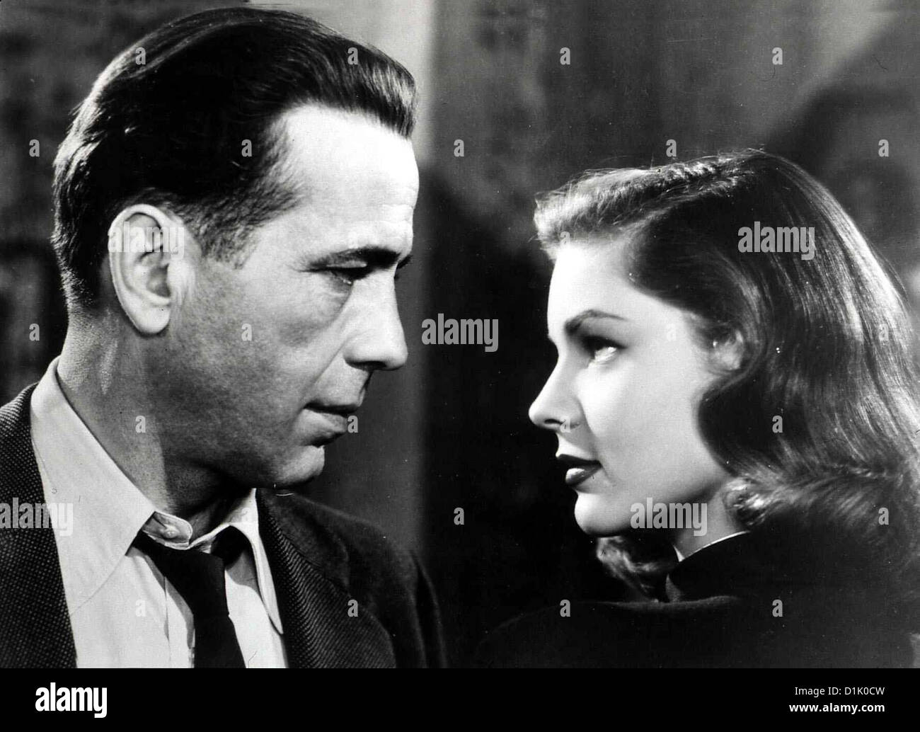 Tote Schlafen Fest  Big Sleep  Humphrey Bogart, Lauren Bacall Philip Marlowe (Humphrey Bogart) stellt fest, daß¸ ein Mordfall Stock Photo