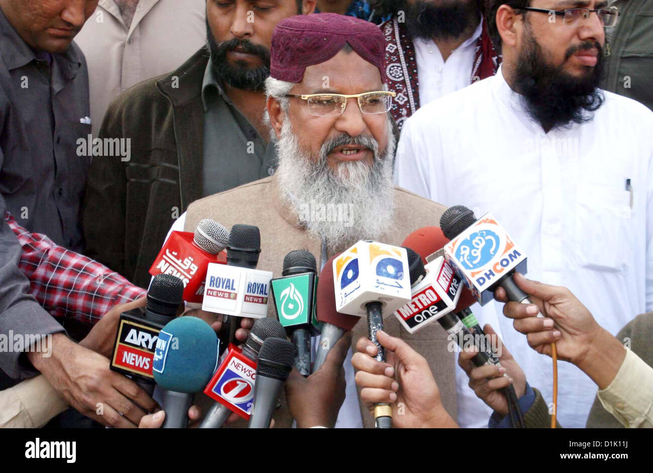 KARACHI, PAKISTAN, DEC 26: Ahle Sunnat Wal Jamat (Defunct Sipah-e-Sahaba) Leader,  Ahmed Ludhianvi talks to media persons after funeral prayer of police officials, who killed in an  assassination attack on Ahle Sunnat Wal Jamat (Defunct Sipah-e-Sahaba) leader Aurangzeb  Farooqi convoy, at Police Lines Garden Headquarter in Karachi on Wednesday, December 26,  2012. (S.Imran Ali/PPI Images). Stock Photo