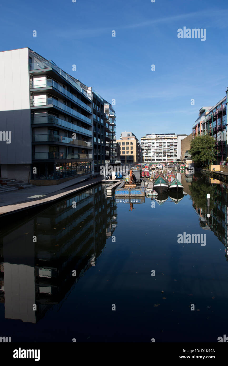 Regents canal moorings hi-res stock photography and images - Alamy