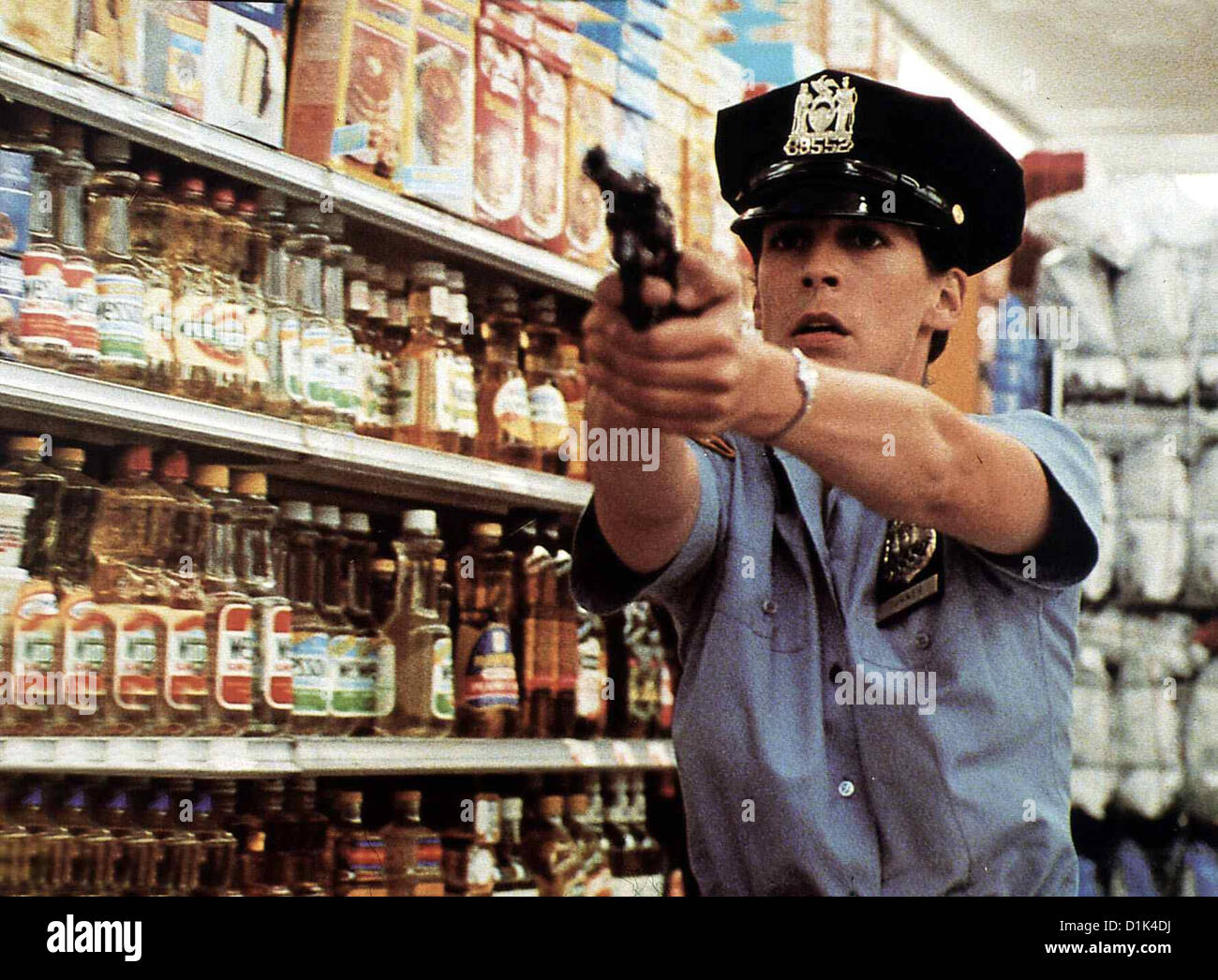 Blue Steel  Blue Steel  Jamie Lee Curtis In einem Supermarkt streckt Megan Turner (Jamie Lee Curtis) den Gangster mit einem Stock Photo